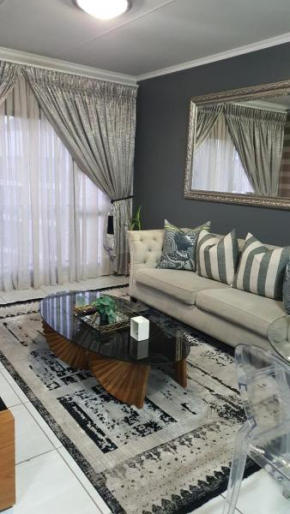 URlyfstyle Cottage Near Mall of Africa